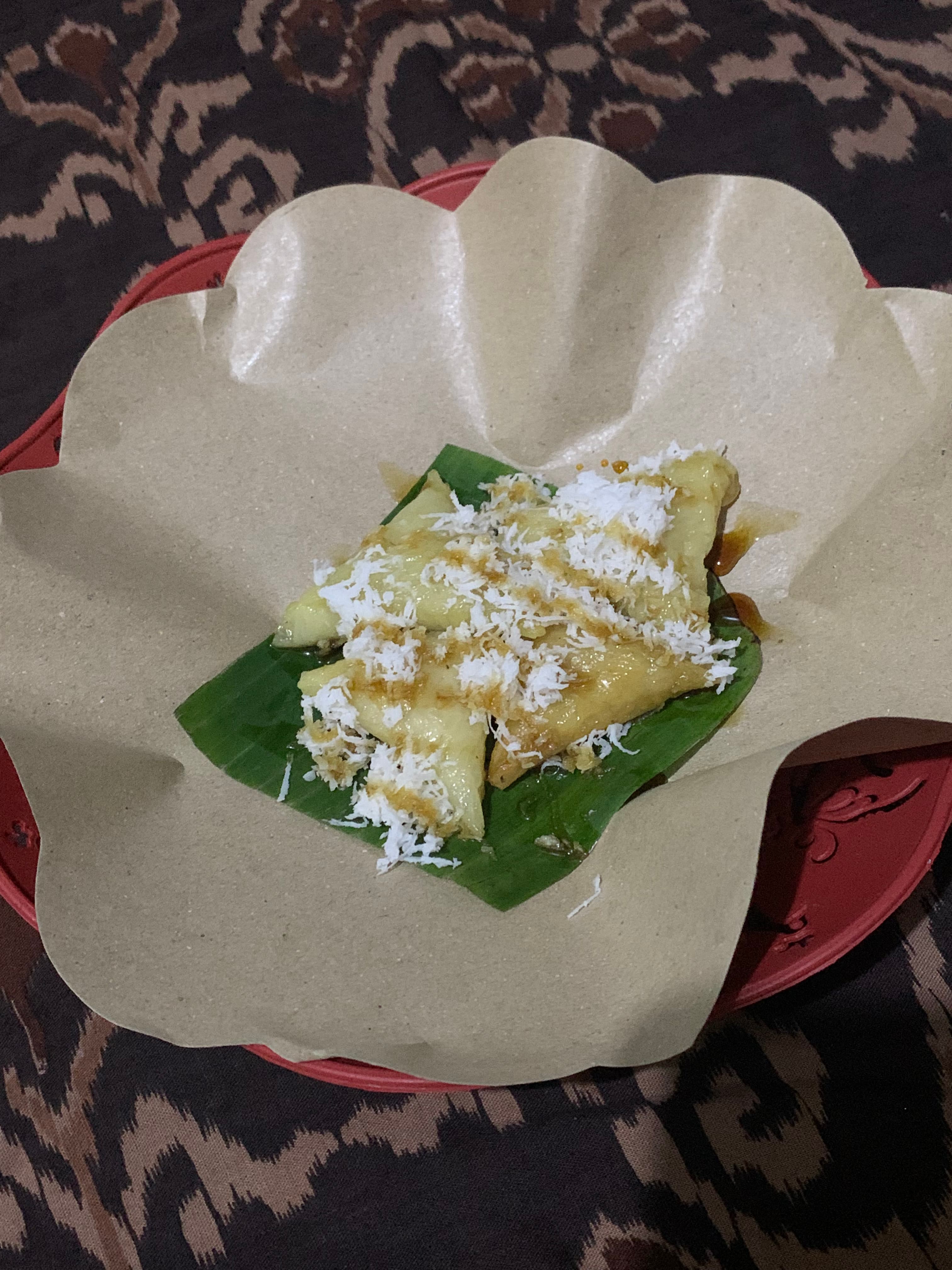 Detail kue Lukis dengan siraman gula aren yang mengilap