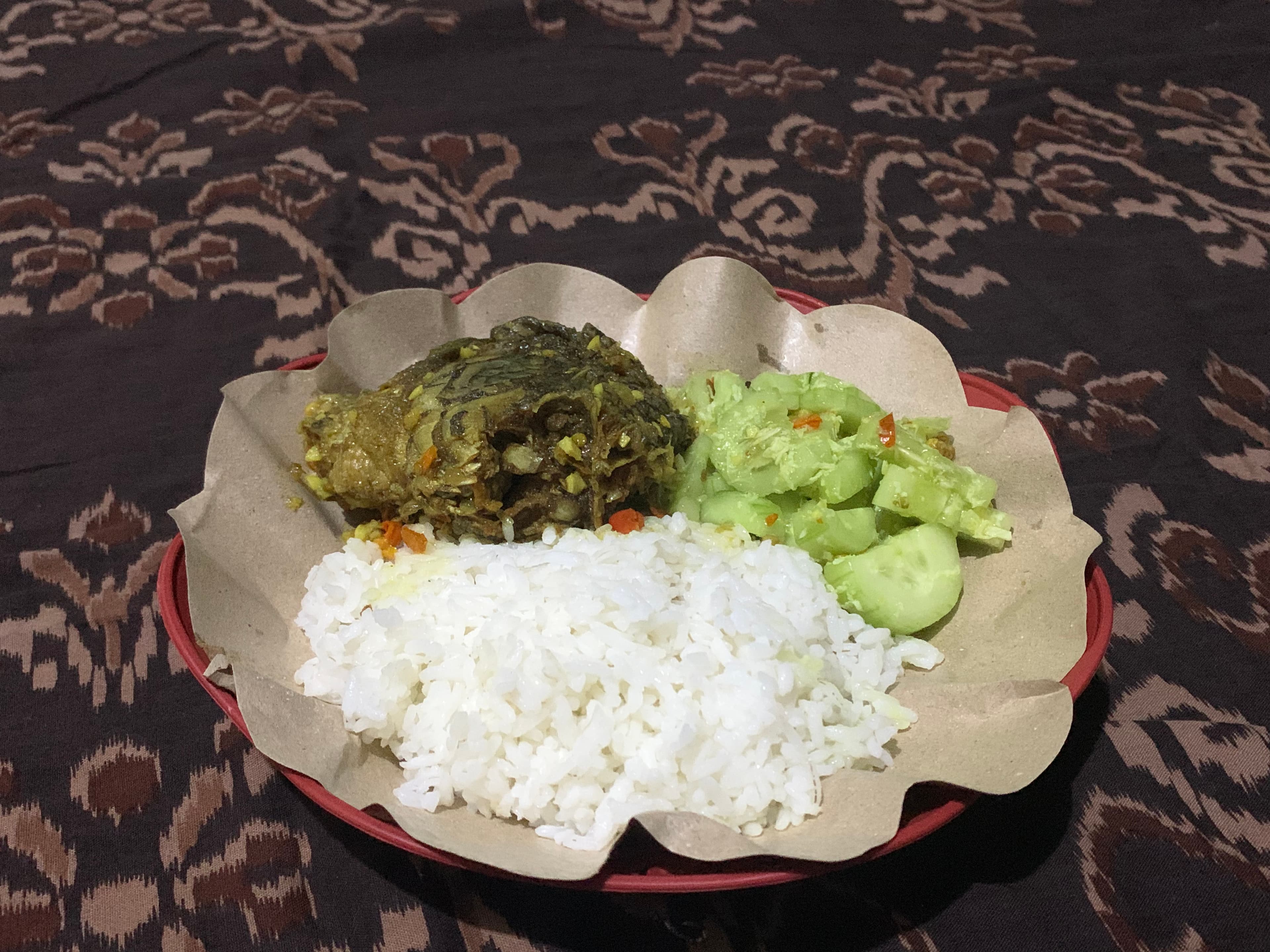 Nasi dengan olahan ikan Mujair Nyat-Nyat berbumbu genep kehijauan dan acar timun pedas