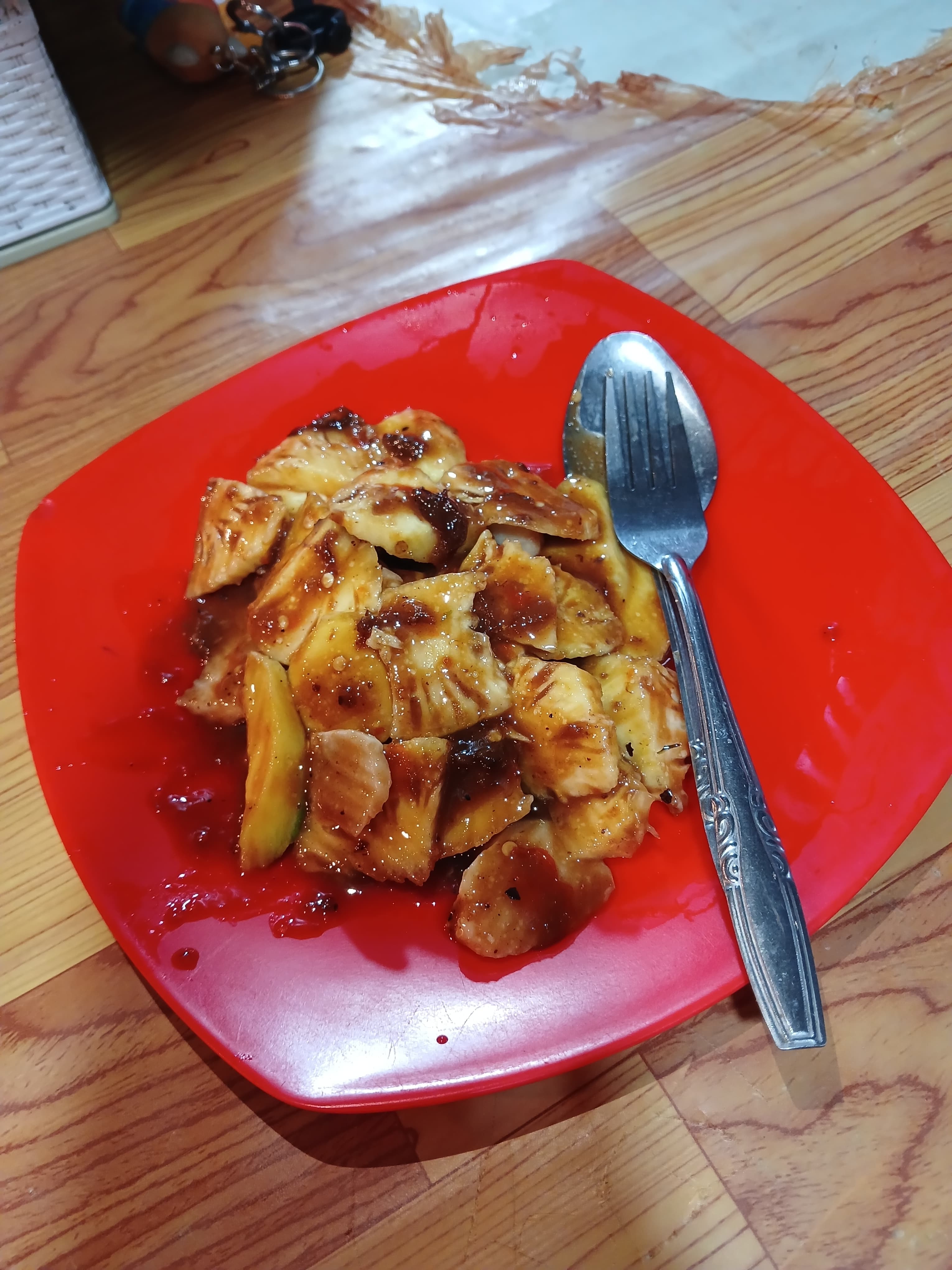 Detail potongan buah Rujak Gula Bali berbalut bumbu gula aren kental