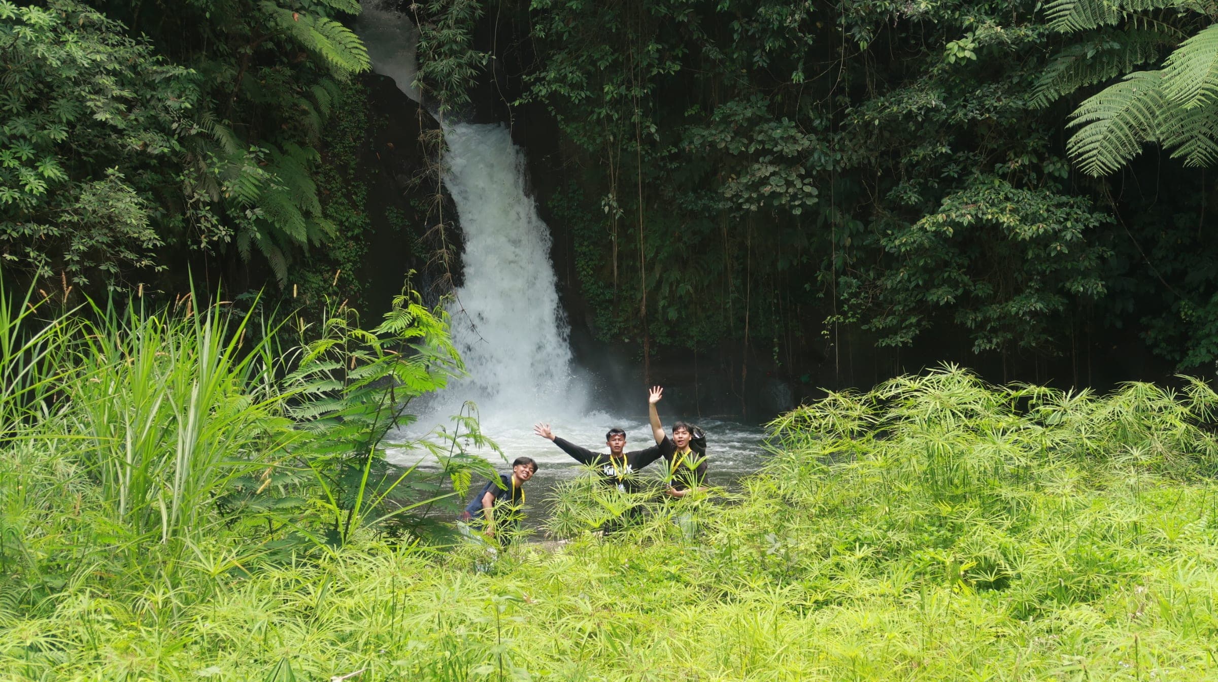 Air Terjun Penikit yang tersembunyi di Banjar Penikit, Belok/Sidan, dikelilingi tebing dan vegetasi hijau
