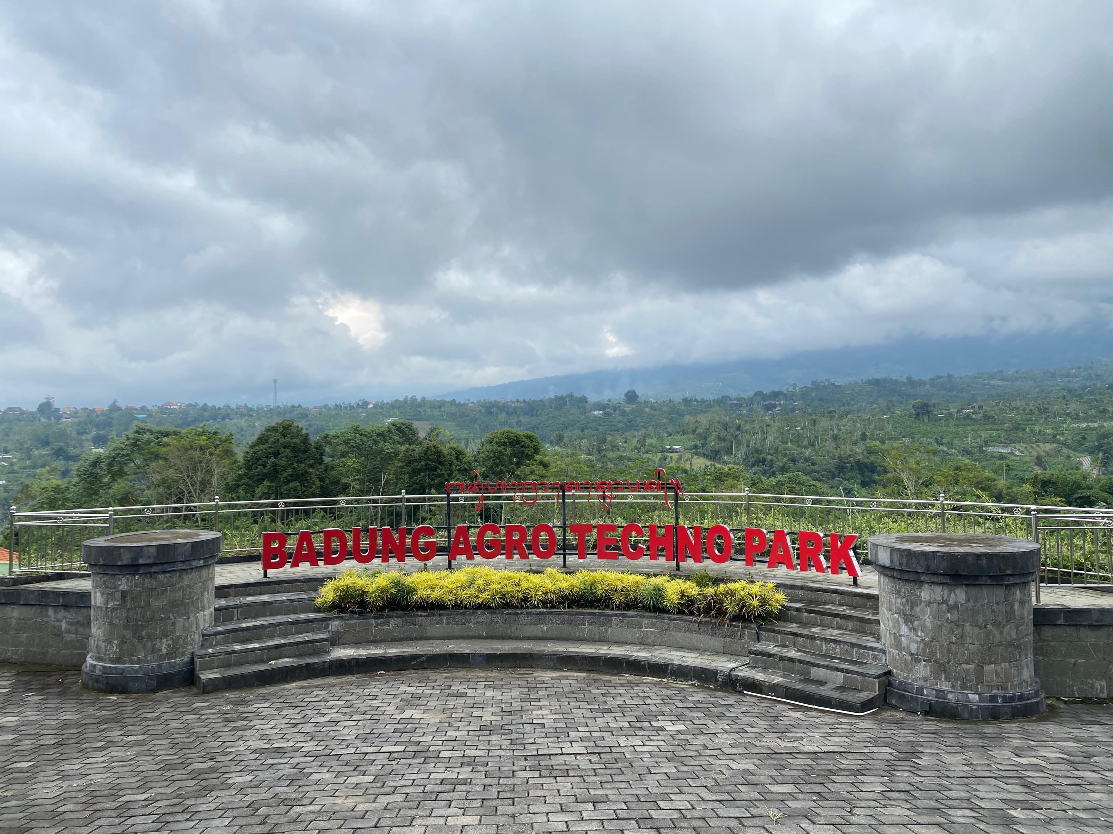 Gerbang pandang Badung Agro Techno Park dengan latar perbukitan hijau Petang
