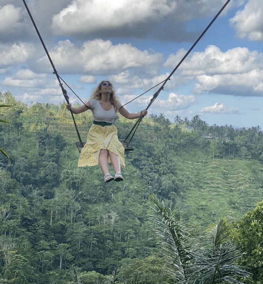 Wahana ayunan (swing) Bali Jhon Swing dengan latar lembah dan perbukitan Pelaga