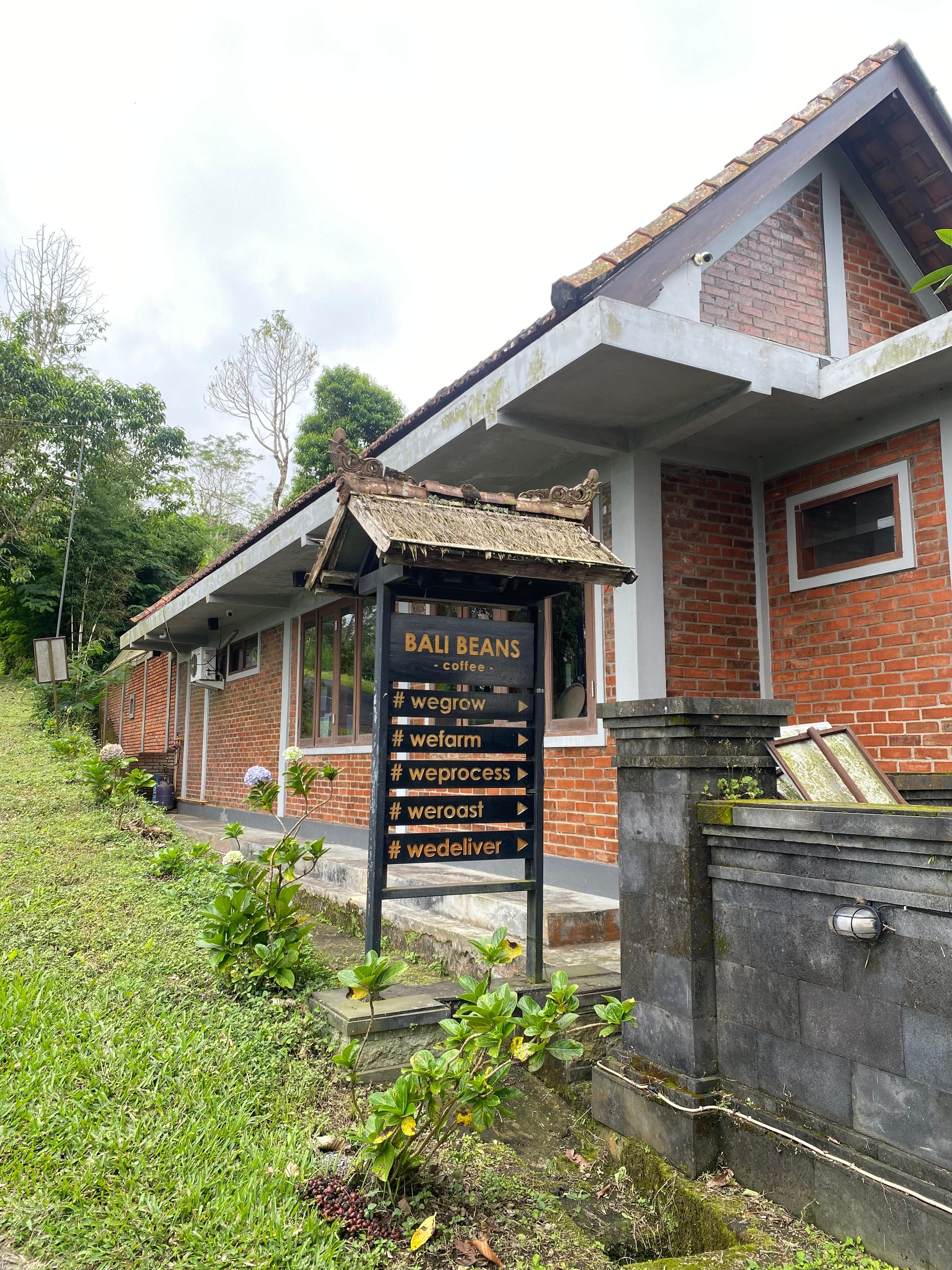 Bangunan kafe dan pusat pengolahan kopi Bali Beans Plantation di Belok/Sidan