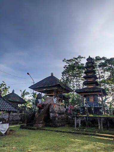Kompleks Pura Luhur Pucak Gegelang dengan meru bertingkat di bawah langit cerah
