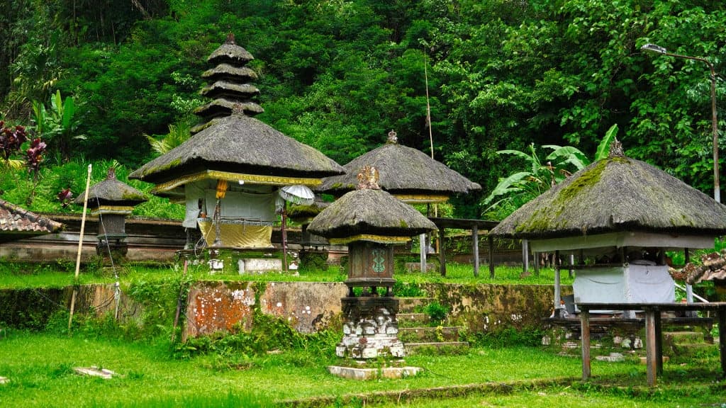 Kompleks Pura Penataran Agung Bukian dengan atap ijuk bertingkat dikelilingi hutan lebat