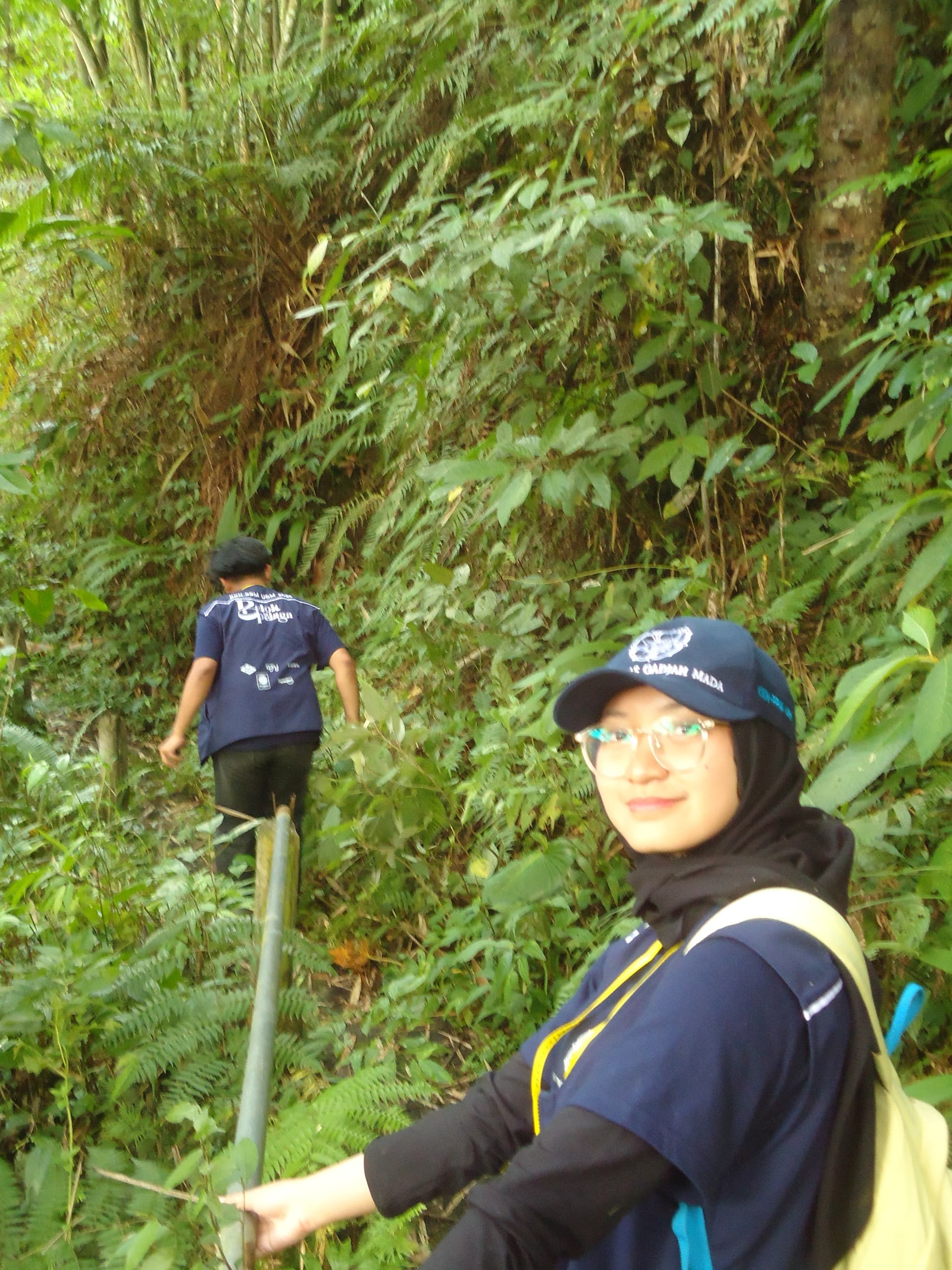 Peserta trekking berjalan menyusuri jalur hutan bambu Semanik, Pelaga