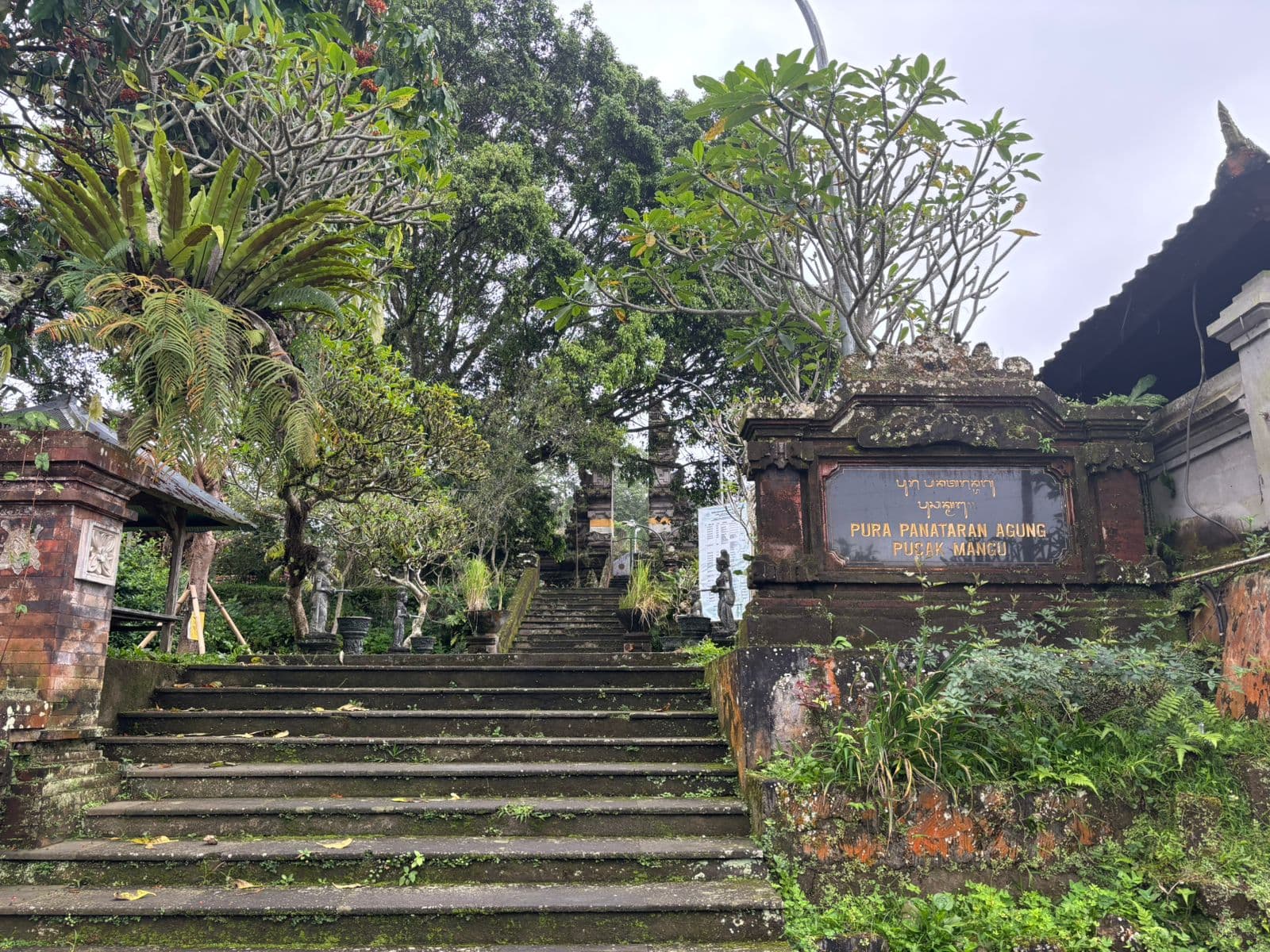 Pura Puncak Mangu di puncak Gunung Catur diselimuti kabut